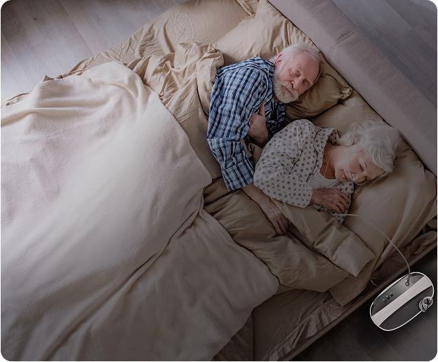 A man and woman sleeping with the Voxi 5